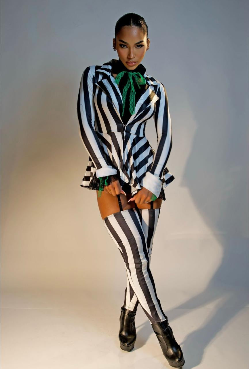 Beetlejuice unitalla
Incluye:
Saco tipo capa
Pañoleta para el cuello
Short
Pierneras