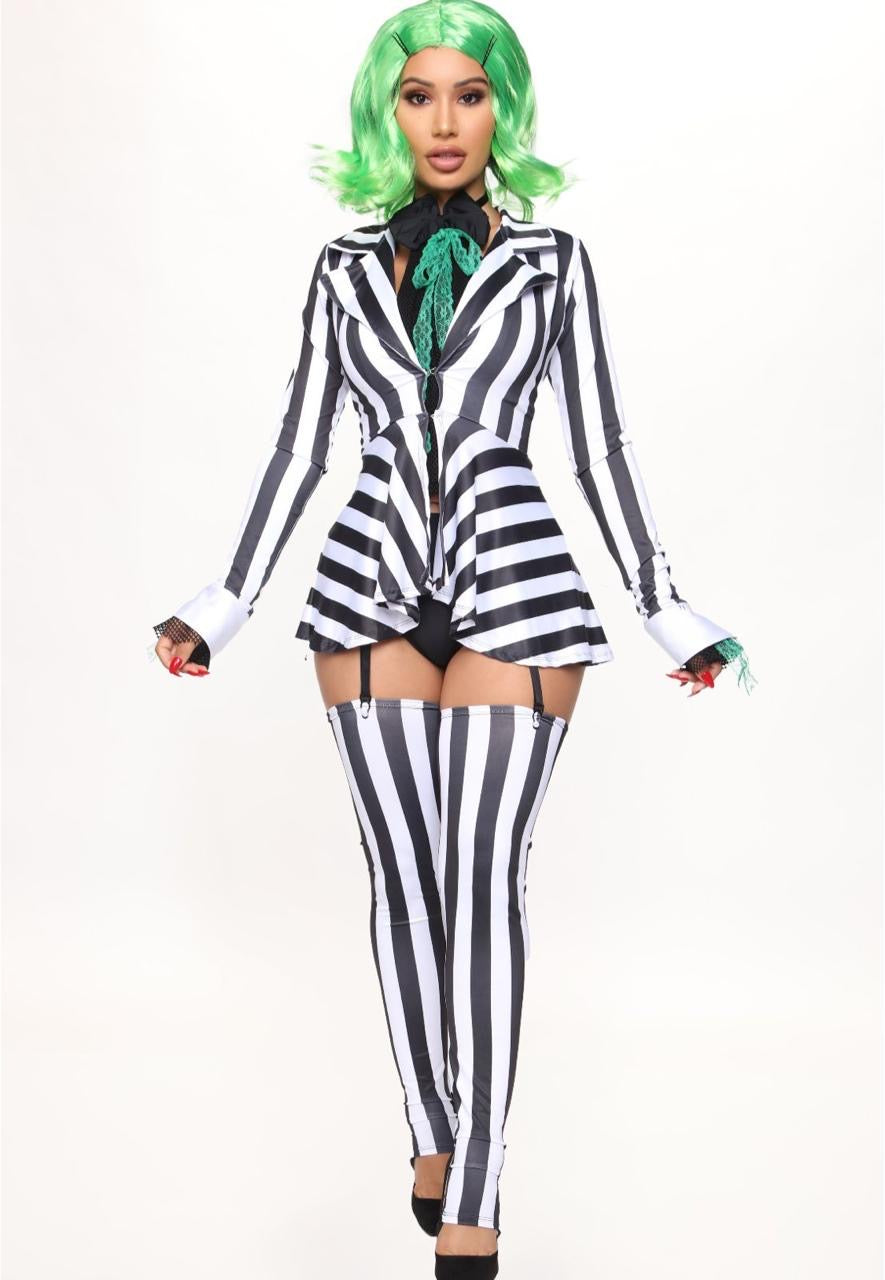 Beetlejuice unitalla
Incluye:
Saco tipo capa
Pañoleta para el cuello
Short
Pierneras