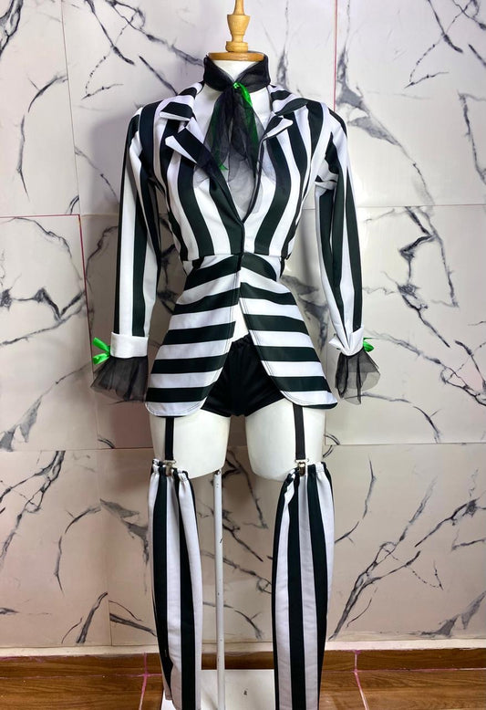 Beetlejuice unitalla  
Incluye:
Saco tipo capa
Pañoleta para el cuello
Short
Pierneras